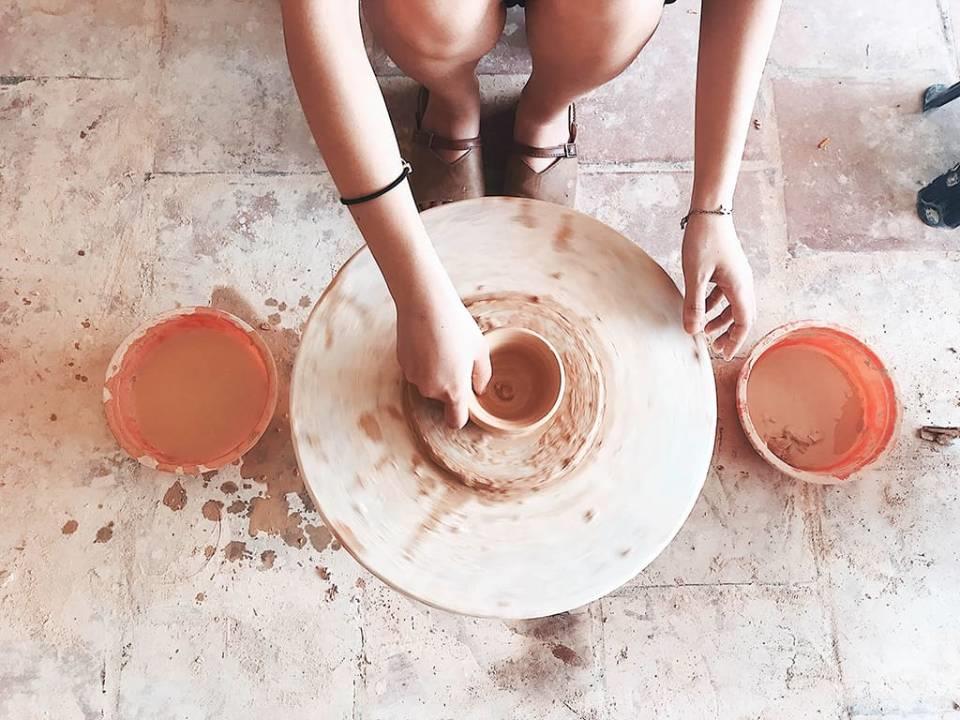 Tự tay làm sản phẩm gốm tại sân nặn gốm